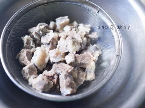 2、	牛腩沥干用热水洗干净沥干备用
