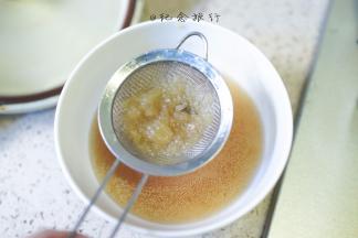 5、	将高压锅里面的葱姜、苹果等等杂质全部过滤出去剩下汤跟牛腩备用