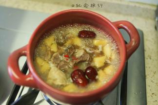 7、	将原汤跟牛腩、红枣、枸杞全部放在砂锅内煮五分钟左右