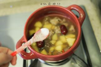 8、	最后放入盐调味 放上香菜 我忘记买了所以放了葱段