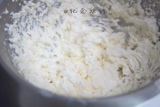 3、	打至颜色发白蓬松 大概体积增加一倍即可