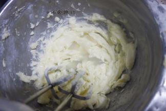 2、	黄油软化 注意不是融化 黄油还是固体的 现在这个天气做曲奇很方便，手指戳进去很轻松戳一个洞就是软化完成了，分2-3次加入牛奶糖液 每加一次要等第一次吸收完全再加第二次