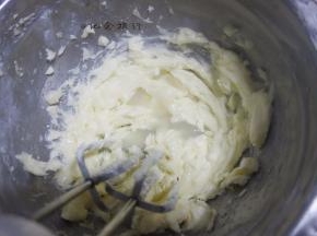 2、	黄油软化 注意不是融化 黄油还是固体的 现在这个天气做曲奇很方便，手指戳进去很轻松戳一个洞就是软化完成了，分2-3次加入牛奶糖液 每加一次要等第一次吸收完全再加第二次