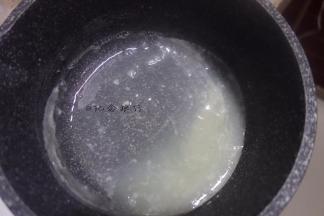 1、	牛奶加热加入白糖融化冷却至室温备用

