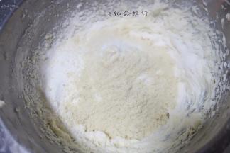 4、	低粉、杏仁粉过筛加入 切拌至无干粉即可