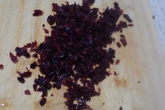 5、	蔓越莓用水泡软挤干水分切碎备用