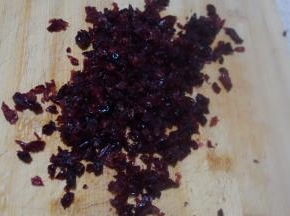 5、	蔓越莓用水泡软挤干水分切碎备用