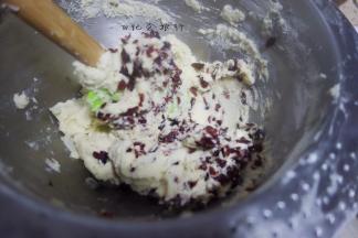 6、	蔓越莓加入面糊搅拌均匀