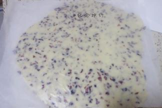 7、	准备油纸 中间放入面糊 取一半量擀成薄片放冰箱冷藏或冷冻至硬备用