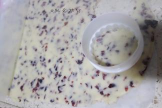 8、	用饼干模具或者圆模压出饼干形状