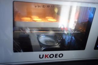 9、	烤箱165度烤20分钟左右 表面微黄 要是不想上色可以盖一层锡纸会更漂亮