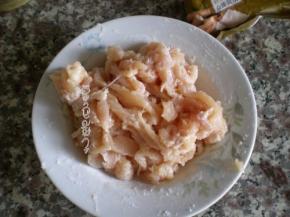 用适量的盐和木薯淀粉抓抓