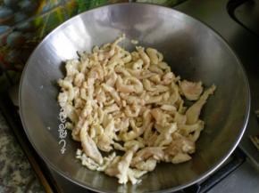 油热下鸡丝翻炒，不要加水和任何的水剂调料。