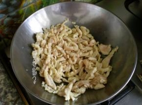 油热下鸡丝翻炒，不要加水和任何的水剂调料。