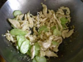 鸡肉炒变色，加盐和青瓜