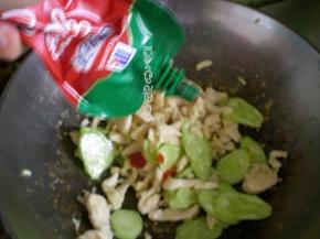 青瓜变色加番茄酱，翻炒均匀出锅。