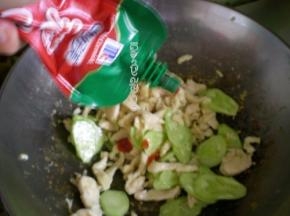 青瓜变色加番茄酱，翻炒均匀出锅。