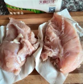 把洗好的鸡肉，用厨房纸擦拭干净备用
