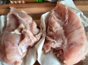 把洗好的鸡肉，用厨房纸擦拭干净备用
