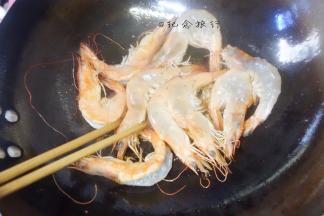 热锅冷油放姜爆香加入大虾