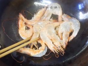 热锅冷油放姜爆香加入大虾
