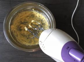 黄油室温软化，用电动打蛋器打散稍蓬松