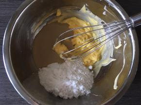 加入芝麻酱和糖粉A打至均匀