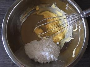 加入芝麻酱和糖粉A打至均匀