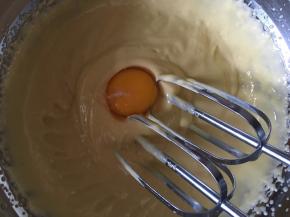 打至颜色变浅后分两次加入蛋黄，搅拌均匀