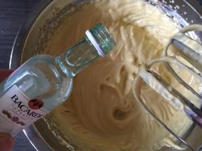 加入朗姆酒，混合均匀