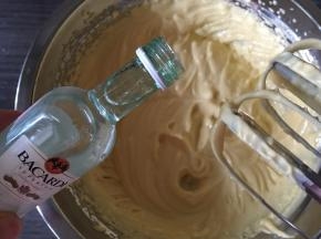 加入朗姆酒，混合均匀