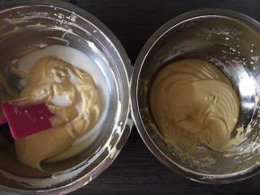 将做好的蛋黄糊分为2等份，一份中加入牛奶（温热），另外一份不动