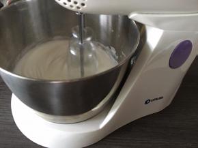 打发蛋白，蛋白霜用电动打蛋器将蛋白打发，分两次加入糖粉B