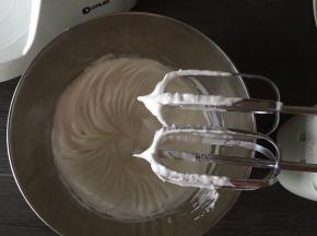 打至蛋白体积变大后加入剩下的糖粉继续打，打到拉出尖角的蛋白霜即可