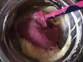 加入低筋面粉A和紫薯粉与剩下的1/3蛋白霜搅拌混合均匀，待用