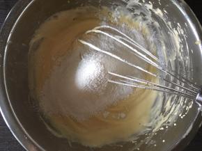 另一份蛋黄糊同样先加入1/2蛋白霜搅拌均匀，再加入过筛的低筋面粉B和剩余的蛋白霜混合均匀