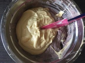将原色部分蛋黄糊倒入紫薯蛋黄糊中，用刮刀轻轻划两圈