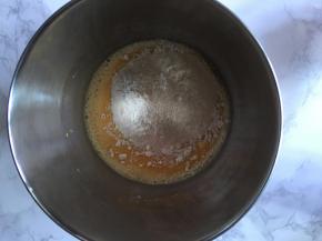 加入蒸蛋糕预拌粉，混合几下至无干粉