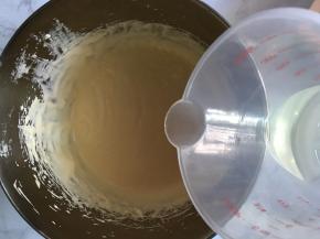 打发后，缓慢加入色拉油搅拌混合均匀