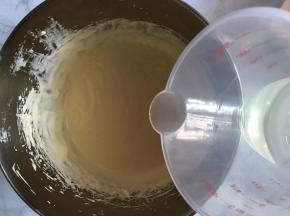 打发后，缓慢加入色拉油搅拌混合均匀