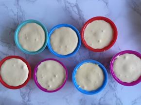 将搅拌好的面糊倒入模具中