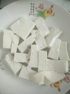 准备好豆腐切块