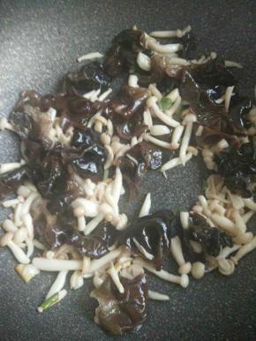 锅里放底油烧热，放菌菇黑木耳炒一下