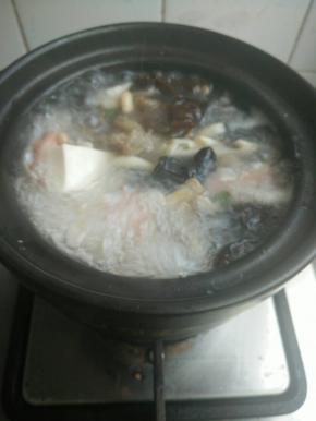 倒入炒一会的木耳菌菇