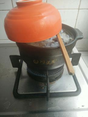 烧一会放少许盐调味