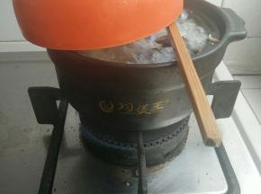 烧一会放少许盐调味