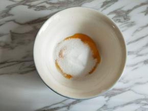 鸡蛋中加入细砂糖。