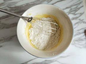 筛入低筋面粉。