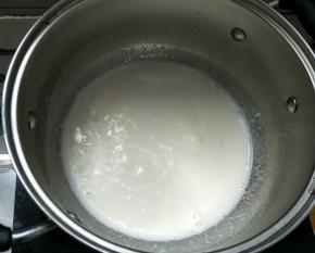 牛奶加热至沸腾关火。