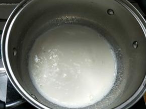 牛奶加热至沸腾关火。